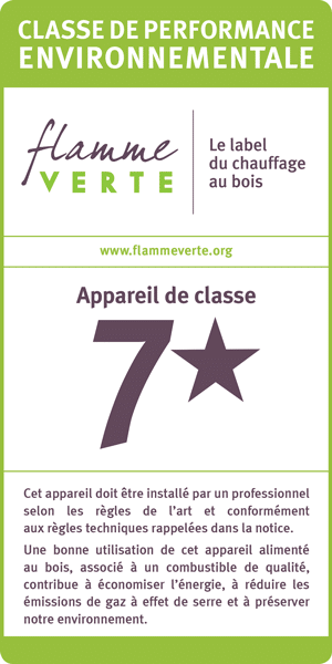 Une étiquette verticale verte et blanche intitulée « Classe de Performance Environnementale » indique « flamme verte, Le label du chauffage au bois ». Elle indique « Appareil de classe 7★ » avec un texte conseillant une installation et un entretien appropriés par des professionnels certifiés Qualibois pour optimiser l'efficacité énergétique et la préservation de l'environnement.